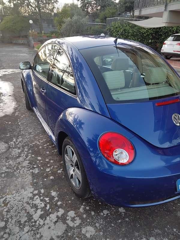 Usata VW New Beetle 105 CV (77 kW) 2007 Blu/azzurro Utilitaria