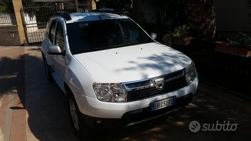 Bianco Usata 2011 Dacia Duster SUV | 3000 € (Ottimo prezzo) - Immagine 1/2