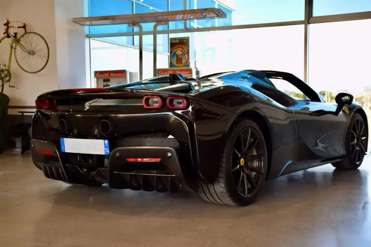Usata Ferrari SF90 780 CV (573 kW) 2022 Nero Cabrio