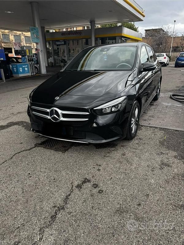 Nero Usata 2019 Mercedes 180 Tre volumi | 17.000 € - Immagine 1/4