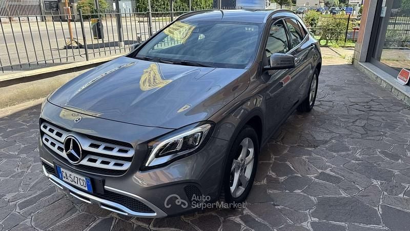 Usata Mercedes GLA200 Premium 156 CV (114 kW) 2020 Grigio SUV
