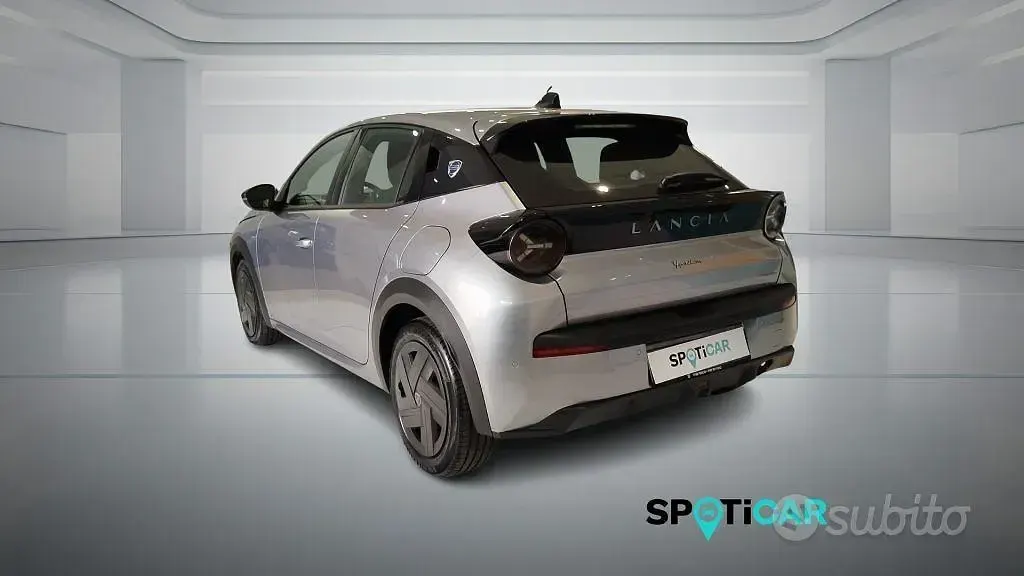 Nuova Lancia Ypsilon 101 CV (74 kW) 2025 Grigio Utilitaria