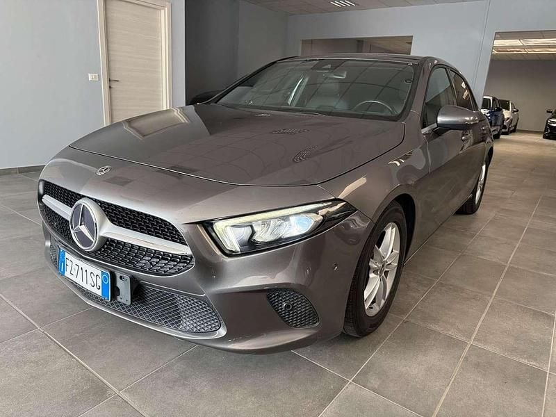 Grigio Usata 2019 Mercedes A180 Business Tre volumi | 20.900 € (Buon prezzo) - Immagine 1/4