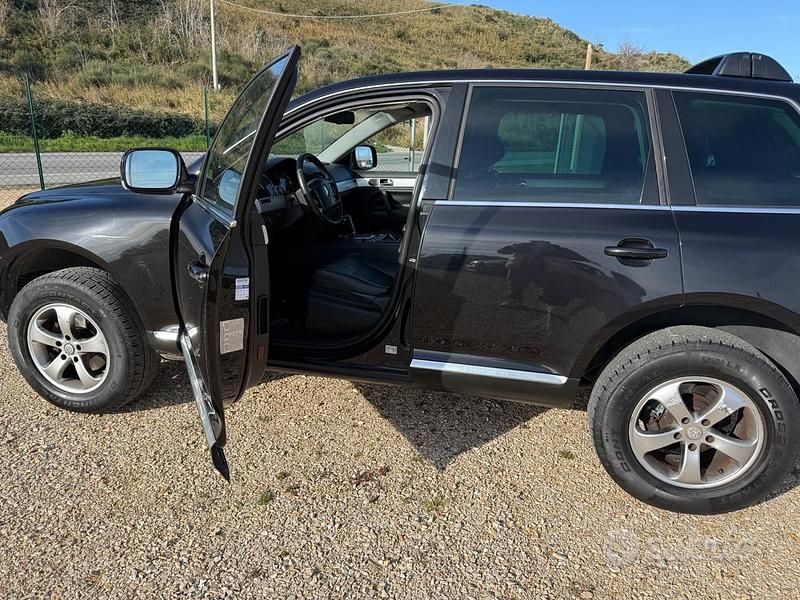 Usata VW Touareg 174 CV (127 kW) 2005 Nero SUV