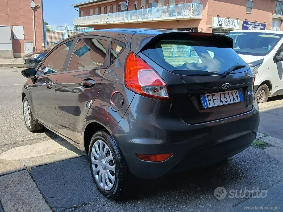 Usata Ford Fiesta 95 CV (69 kW) 2016 Grigio Utilitaria