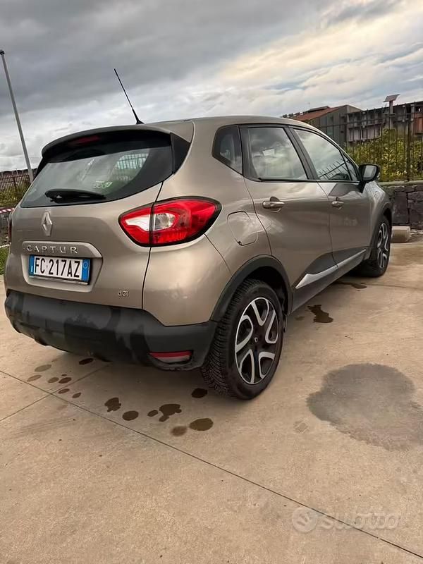 Usado Renault Captur Iconic 90 CV (66 kW) 2016 Marrón SUV