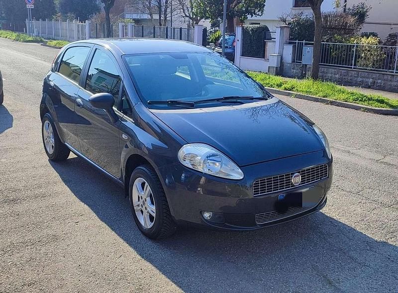 Grigio Usata 2009 Fiat Grande Punto Dynamic Due volumi | 2900 € (Buon prezzo) - Immagine 1/4