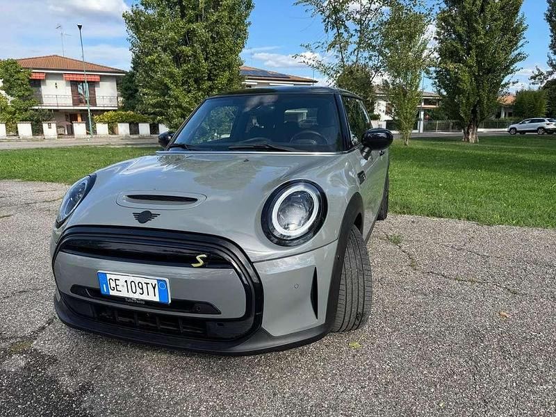 Usata Mini Cooper SE Essential 75 kW (102 CV) 2021 Grigio Utilitaria