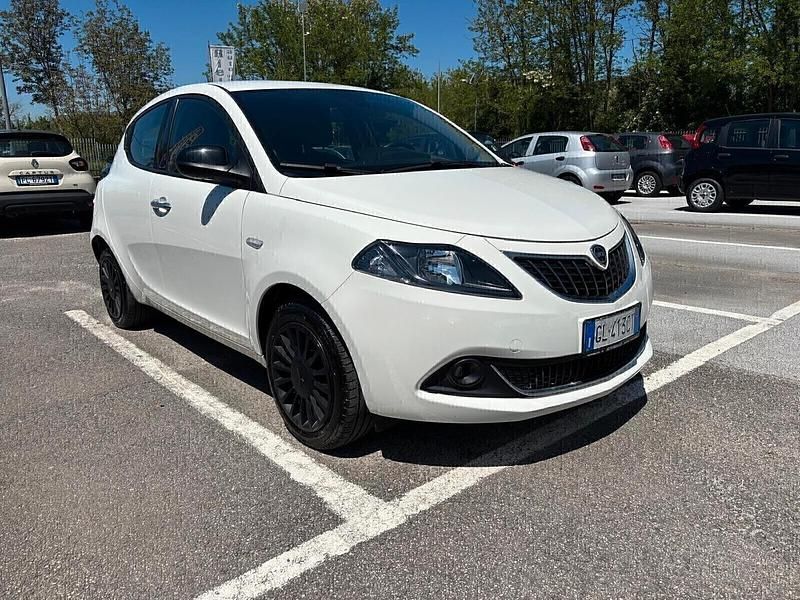 Usata Lancia Ypsilon Gold 69 CV (50 kW) 2022 Grigio Utilitaria