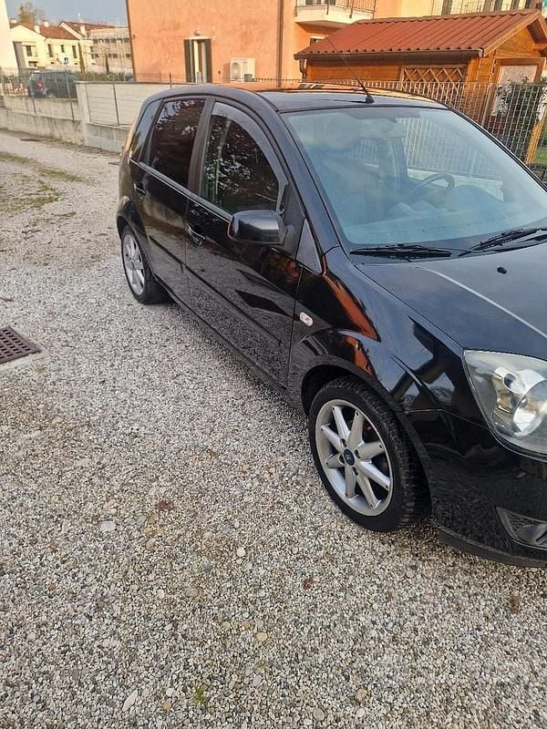 Usata Ford Fiesta 68 CV (50 kW) 2006 Nero Utilitaria