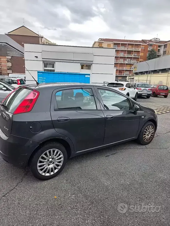 Gebraucht Fiat Grande Punto 77 PS (56 kW) 2010 Grau Kleinwagen