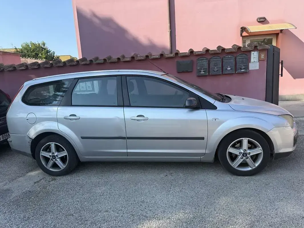 Usata Ford Focus 90 CV (66 kW) 2006 Grigio Station wagon