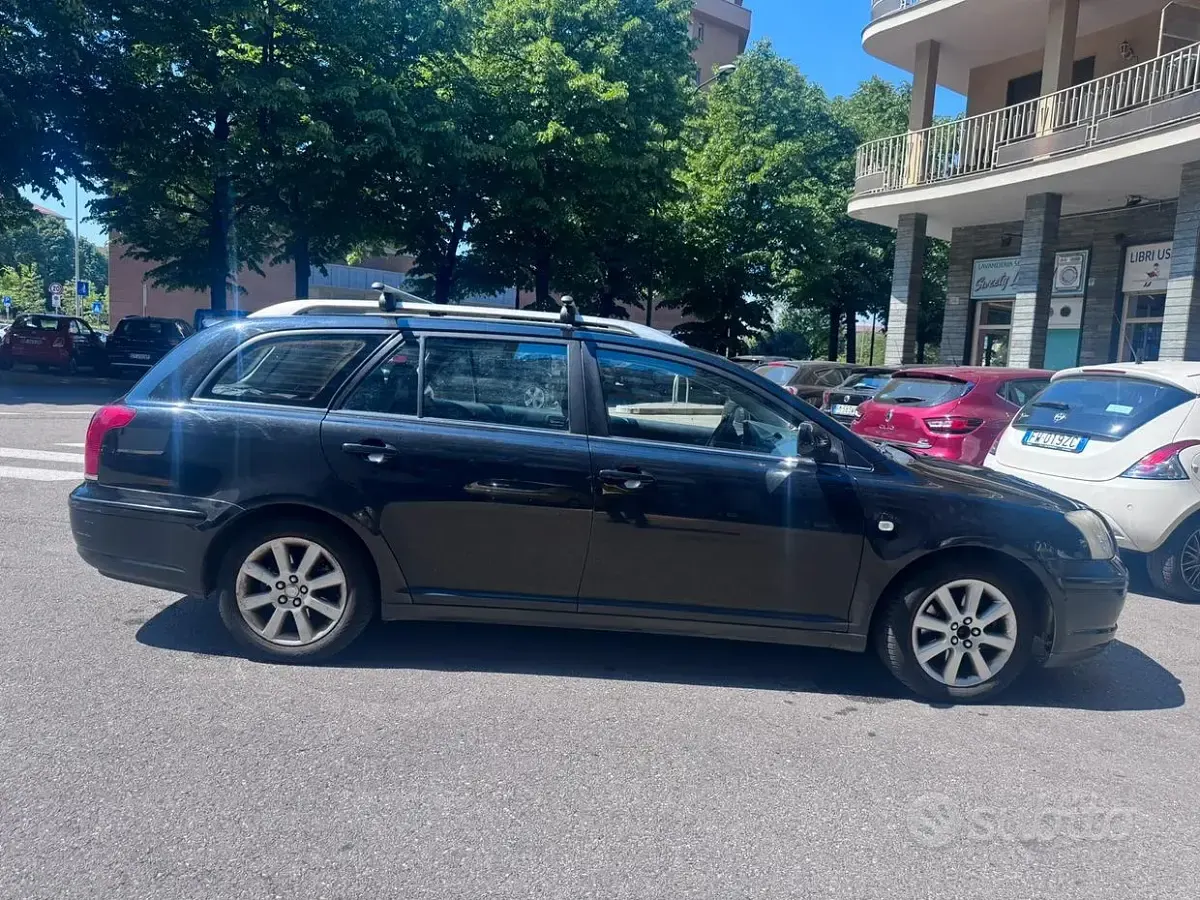 Usata Toyota Avensis 116 CV (85 kW) 2004 Nero Station wagon