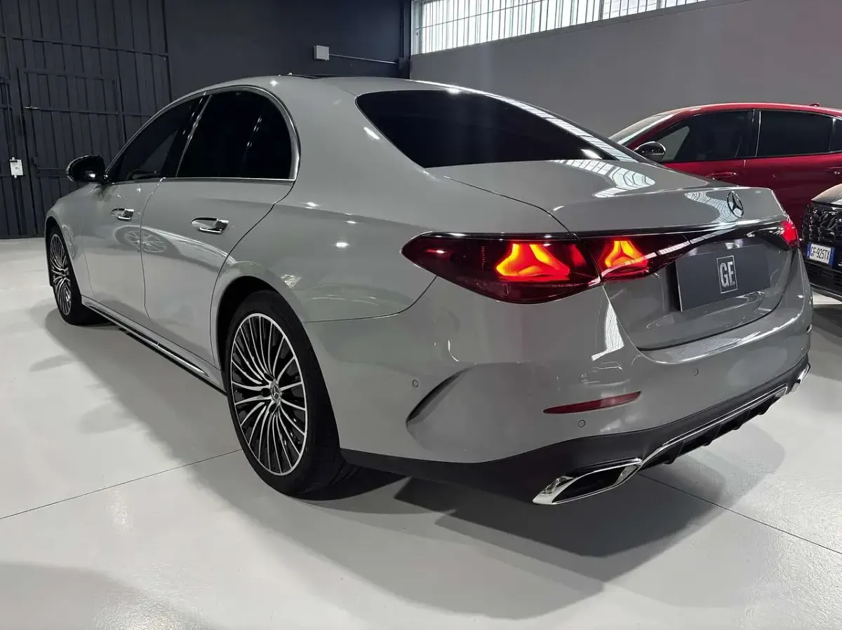 Usata Mercedes E220 AMG Line Premium Plus 197 CV (144 kW) 2023 Grigio alpi Berlina