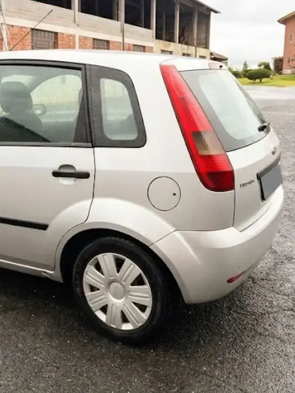 Usata Ford Fiesta Ambiente 75 CV (55 kW) 2003 Argento Utilitaria
