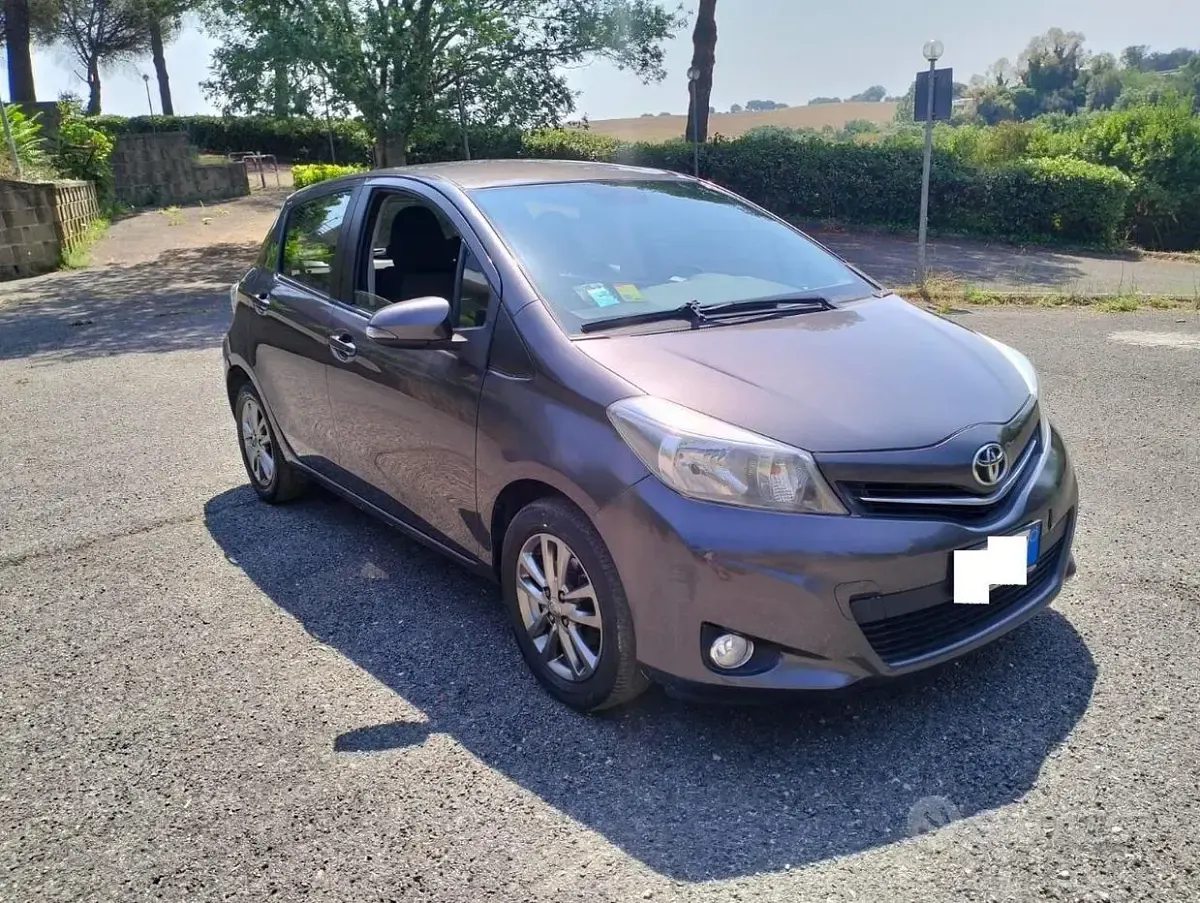 Usata Toyota Yaris Lounge 69 CV (50 kW) 2014 Grigio Utilitaria