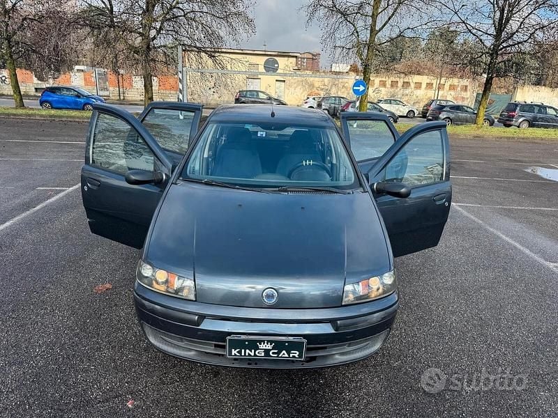 Usata Fiat Punto 60 CV (44 kW) 2001 Grigio Berlina