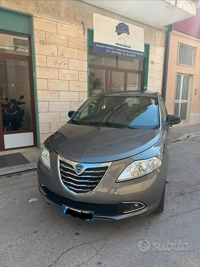 Usado Lancia Ypsilon Gold 69 HP (50 kW) 2015 Cinzento Citadino