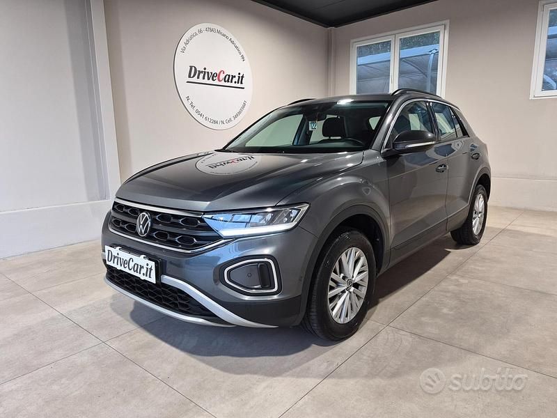 Usata VW T-Roc Life 150 CV (110 kW) 2023 Grigio SUV