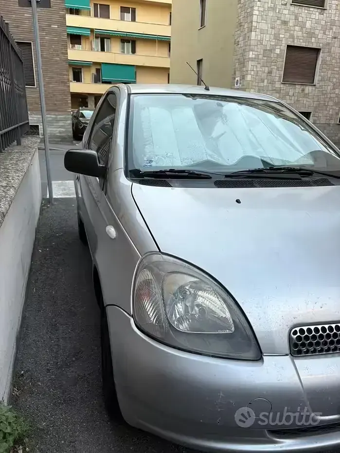 Usata Toyota Yaris 68 CV (50 kW) 2000 Grigio Berlina