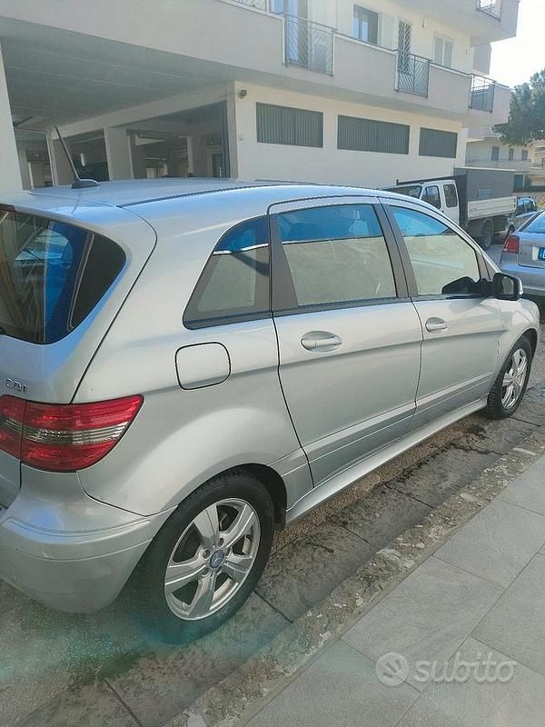 Usata Mercedes B180 2011 Grigio Monovolume