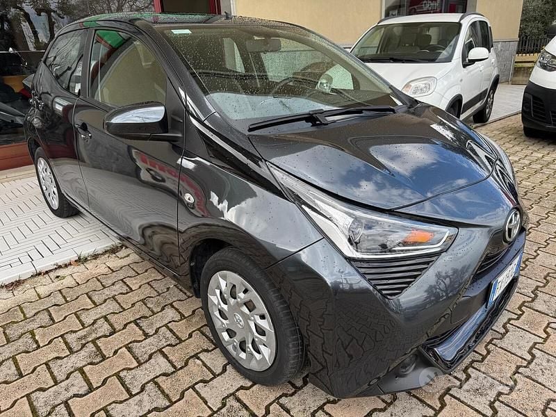 Usata Toyota Aygo Business Edition 72 CV (52 kW) 2019 Grigio Utilitaria
