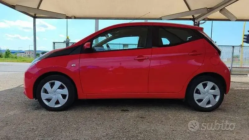 Usata Toyota Aygo Cool 69 CV (50 kW) 2018 Rosso Utilitaria