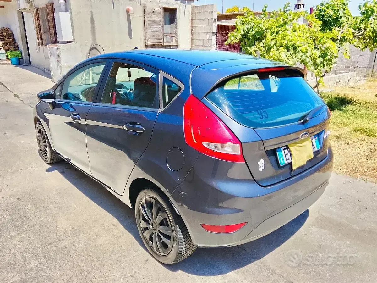 Usata Ford Fiesta 2010 Grigio Berlina