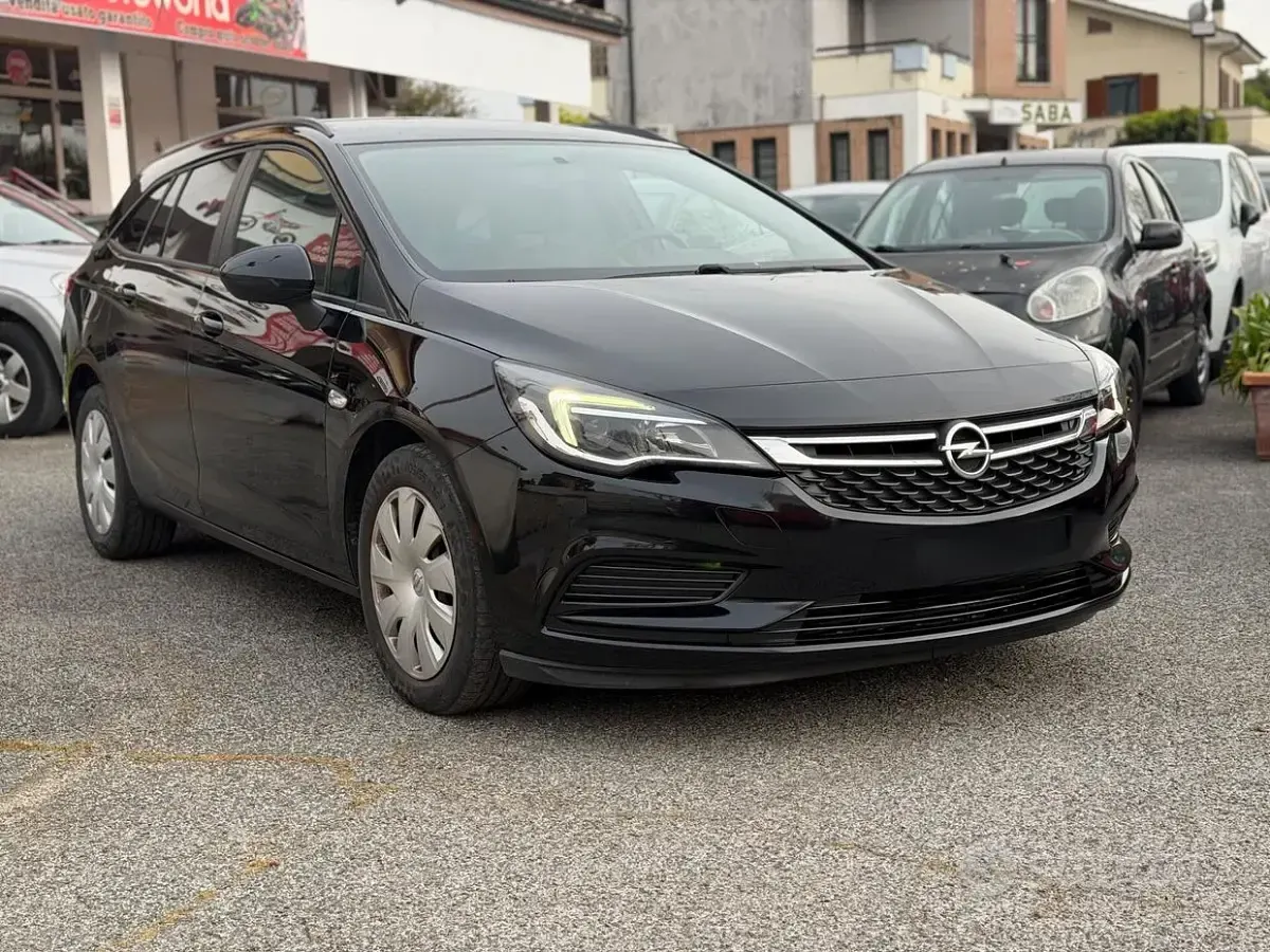 Begagnad Opel Astra 110 HK (80 kW) 2019 Svart Sedan