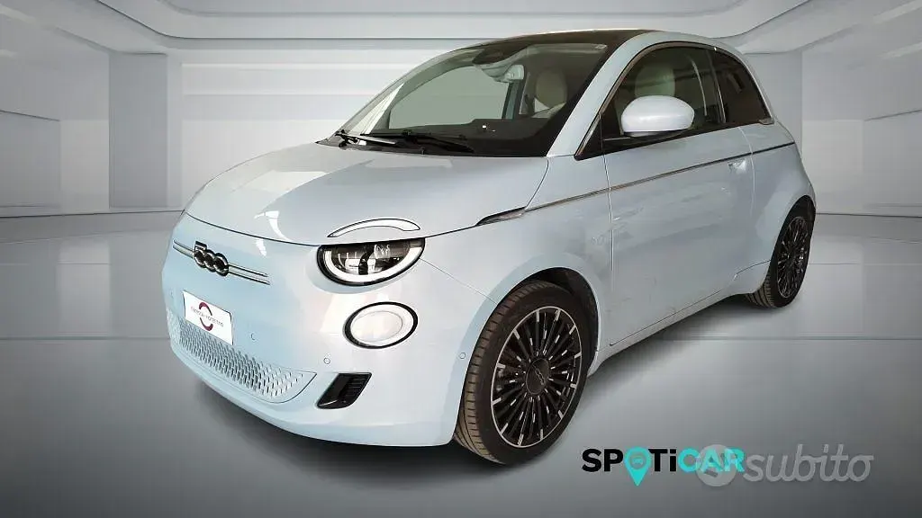 Usata Fiat 500e La Prima 42 kW (58 CV) 2021 Celestial blue Berlina