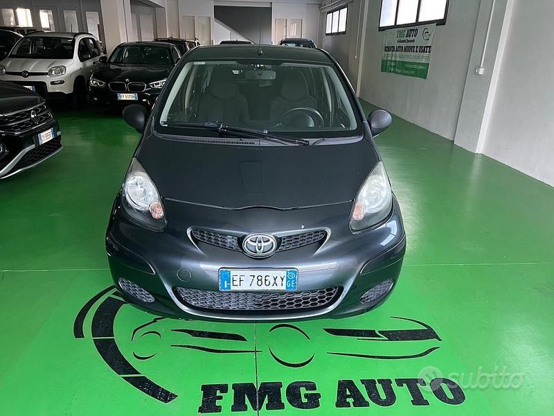 Usata Toyota Aygo 68 CV (50 kW) 2011 Grigio Utilitaria