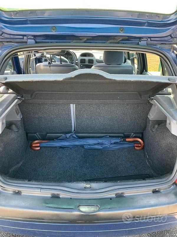 Usata Renault Clio II 58 CV (42 kW) 2000 Blu Berlina