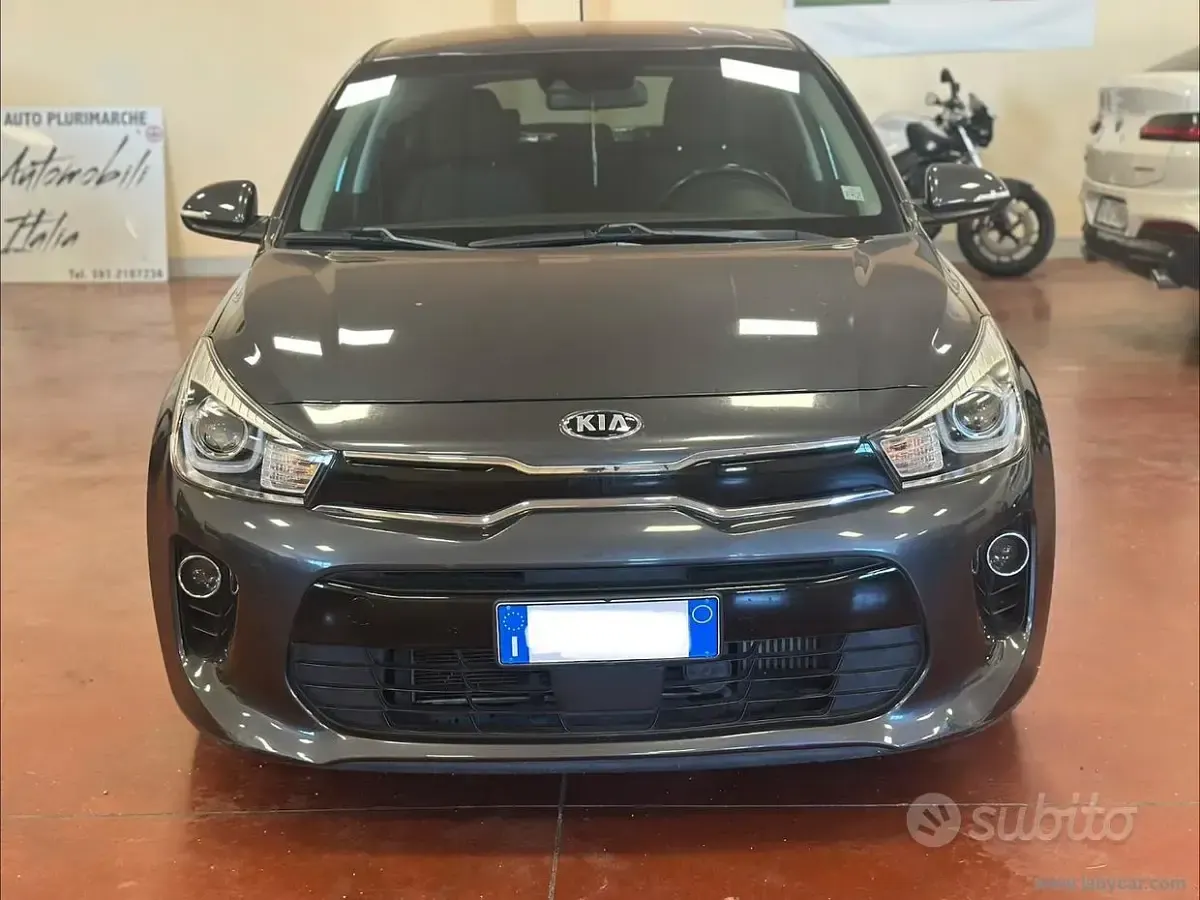 Usata Kia Rio 101 CV (74 kW) 2019 Grigio canna di fucile Berlina