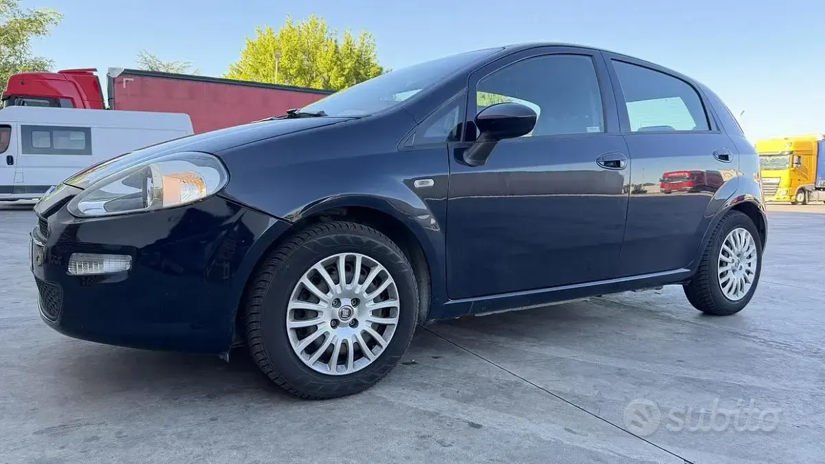 Usata Fiat Punto Lounge 95 CV (69 kW) 2016 Bluazzurro Utilitaria