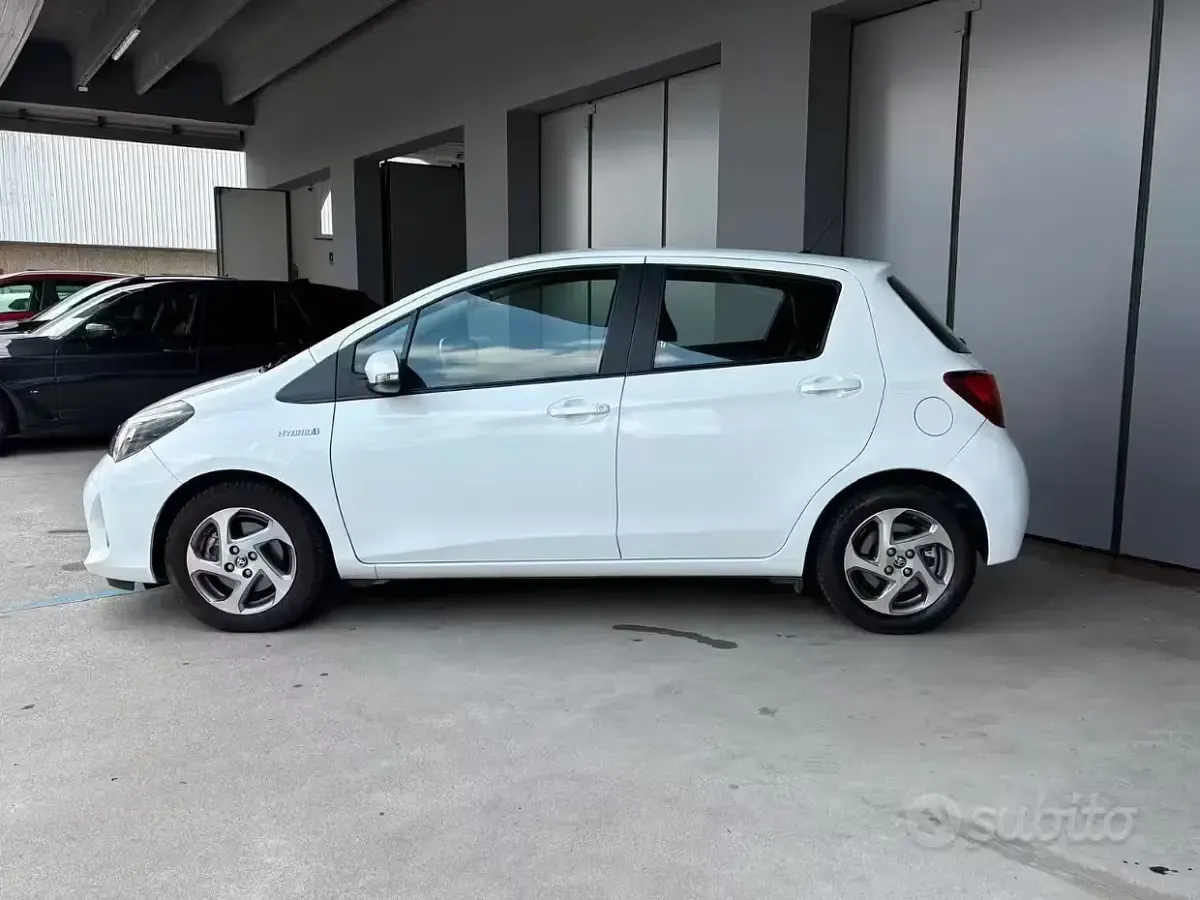 Usata Toyota Yaris Hybrid Active 75 CV (55 kW) 2016 Other Berlina