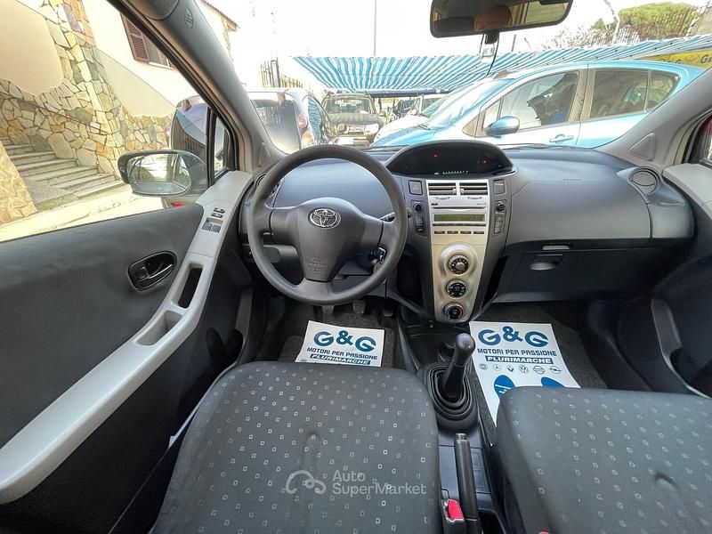 Usata Toyota Yaris 87 CV (63 kW) 2006 Argento Berlina