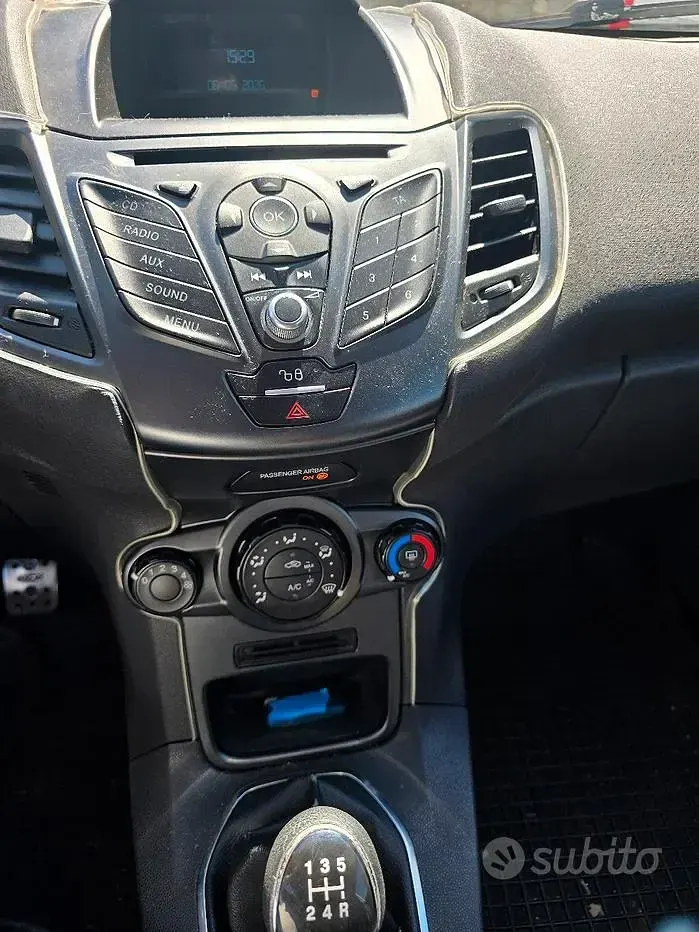 Usado Ford Fiesta 75 CV (55 kW) 2015 Blanco Utilitario