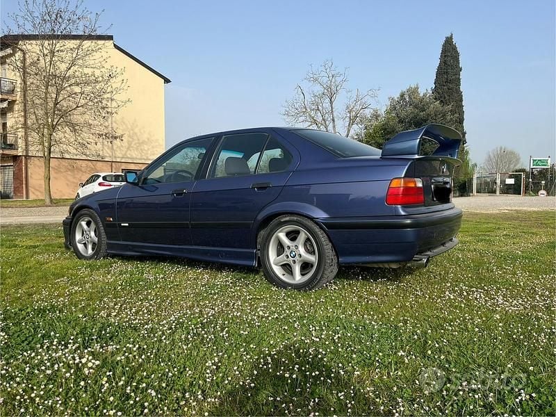 Usata BMW 318 140 CV (102 kW) 1994 Blu Berlina