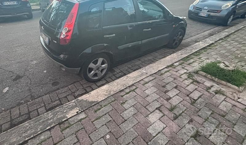 Usata 2006 Ford Fiesta Titanium Tre volumi | 3400 € - Immagine 1/4