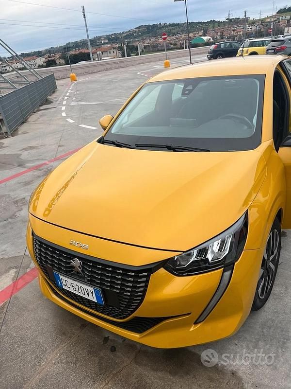 Usata Peugeot 208 75 CV (55 kW) 2020 Giallo Utilitaria