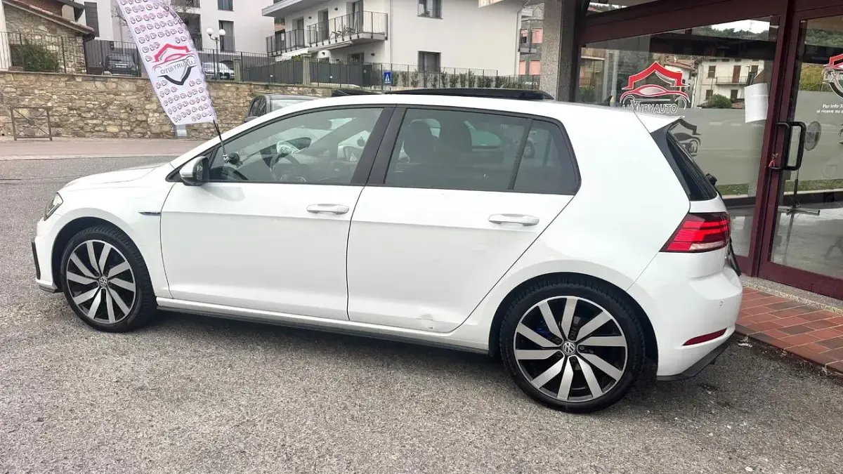 Usata VW Golf VII GTE 149 CV (109 kW) 2018 Bianco Utilitaria