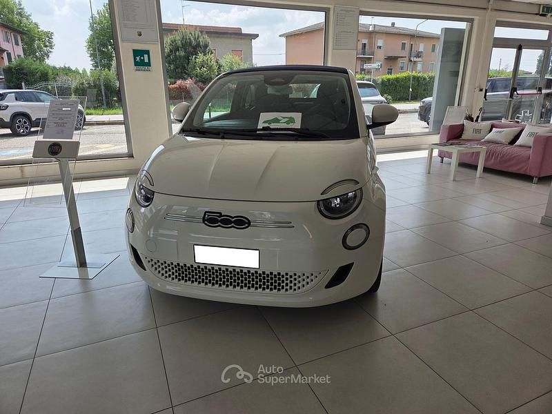 Nouă Fiat 500e La Prima 86 kW (118 CP) 2026 Cabrio