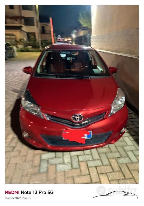 Usata Toyota Yaris 90 CV (66 kW) 2013 Rosso Utilitaria