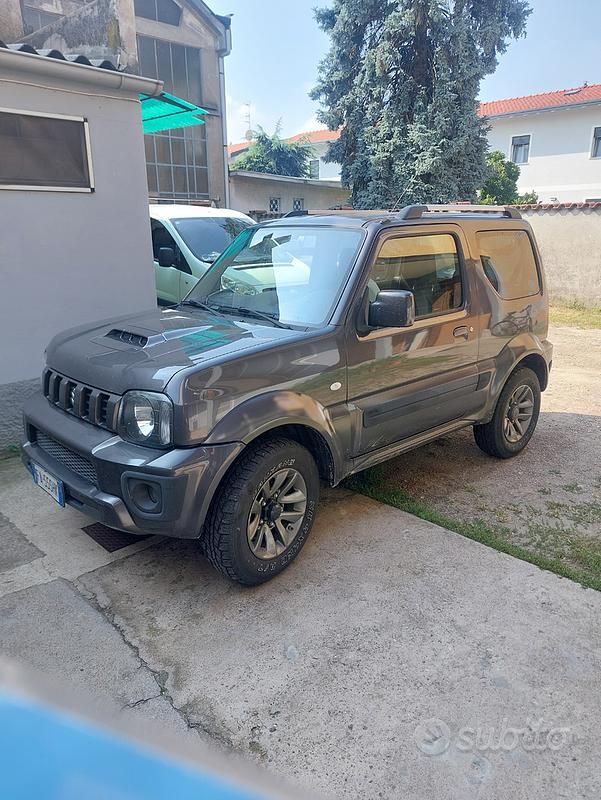 Grigio Usata 2015 Suzuki Jimny SUV | 11.400 € (Buon prezzo) - Immagine 1/4