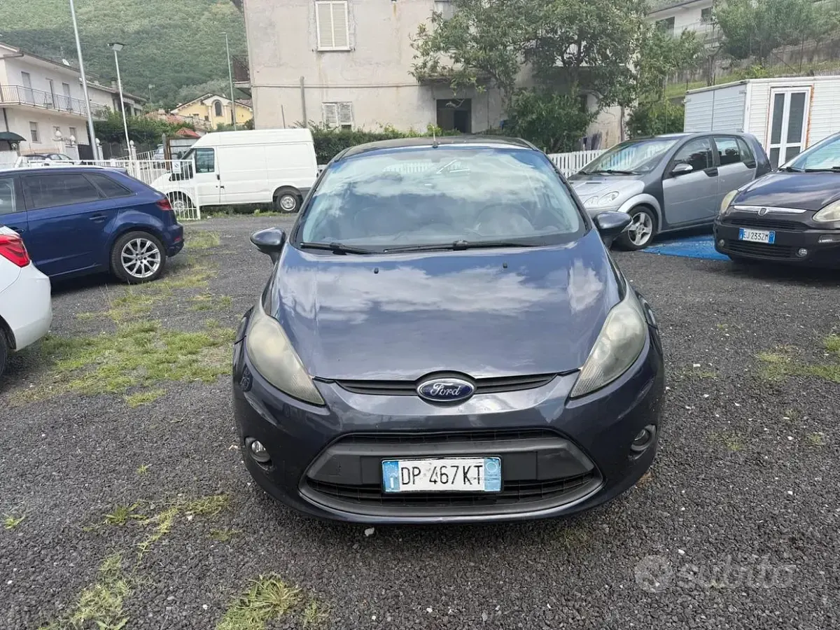 Usata Ford Fiesta 68 CV (50 kW) 2011 Grigio Berlina