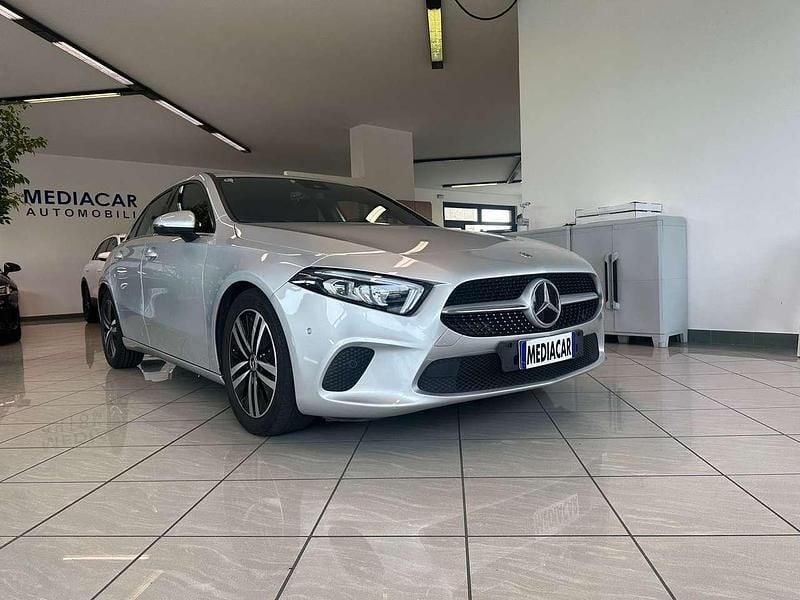 Argento Usata 2019 Mercedes A180 Business Tre volumi | 20.900 € (Buon prezzo) - Immagine 1/4