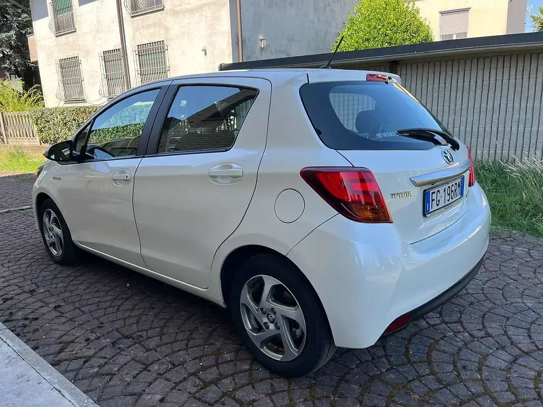 Usata Toyota Yaris Hybrid Active 73 CV (53 kW) 2016 Bianco Berlina