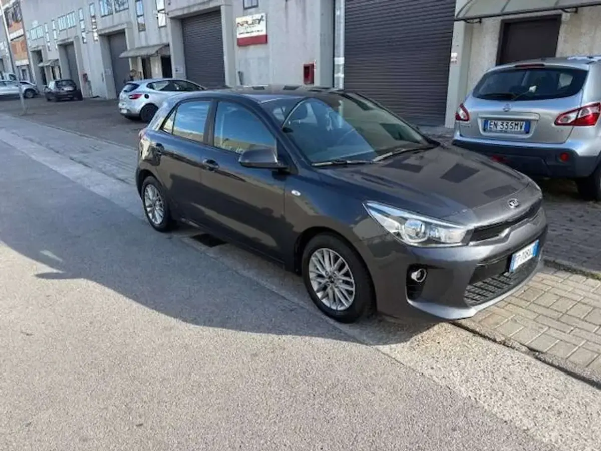 Usata Kia Rio Active 77 CV (56 kW) 2018 Argento Berlina