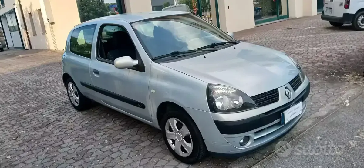 Usata Renault Clio II 75 CV (55 kW) 2004 Grigio Berlina