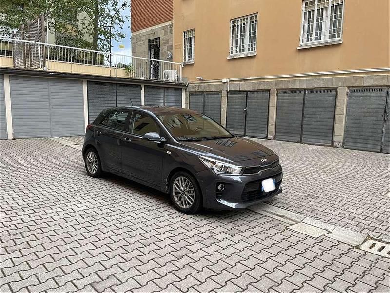 Usata Kia Rio 101 CV (74 kW) 2017 Grigio Berlina
